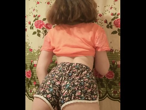 ❤️ Gadis muda seksi menanggalkan celana pendeknya di depan kamera Video porno di id.shufflesex-com.ru