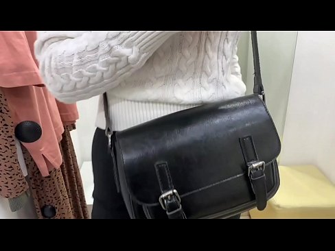 ❤️ Masturbasi publik dari jalang muda FeralBerry dengan dildo di kamar pas Video porno di id.shufflesex-com.ru