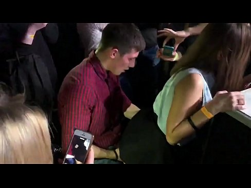 ❤️ Seks nyata di klub malam Rusia. Gadis Rusia berusia 18 tahun di anus dan vagina bercinta di klub malam Video porno di id.shufflesex-com.ru