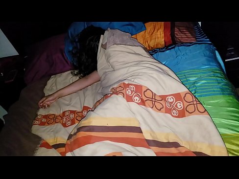 ❤️ Anak tiri memarahi ibu tirinya yang masih muda saat dia tidur. Video porno di id.shufflesex-com.ru